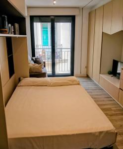 a bedroom with two beds and a large window at Estudio Alicante Barrio 2 in Alicante