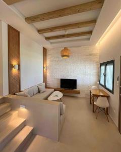 ein Wohnzimmer mit Sofa und Tisch in der Unterkunft Casa di Palma Beach Front in Pefkohori