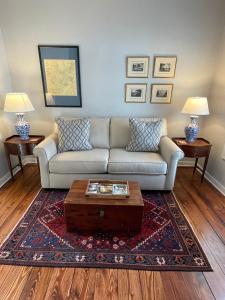 ein Wohnzimmer mit einer Couch und einem Couchtisch in der Unterkunft HISTORIC DOWNTOWN KING BED COTTAGE- PARKING and PATIO in Savannah