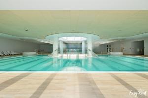 una grande piscina in un edificio di PINEA apartament studio a Pobierowo