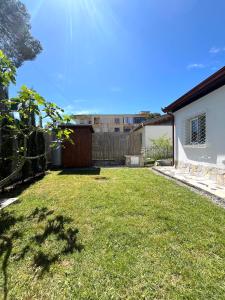 Vrt pred nastanitvijo Seaside Cottage with Garden
