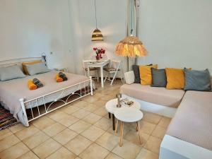 Una cama o camas en una habitación de Oneiro glico 177 fotos más