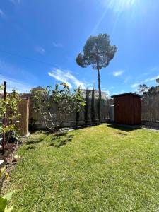 Vrt pred nastanitvijo Seaside Cottage with Garden