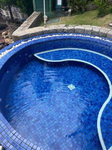 Bazén v ubytování MANSÃO EM PRAIA PRIVATIVA EM Angra nebo v jeho okolí