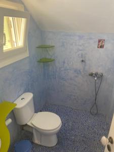 une salle de bain avec des toilettes blanches dans une chambre dans l'établissement ΚΑΛΛΙΣΤΗ HOUSE, à Posidhonía