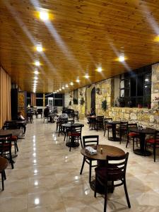 Restaurace v ubytování Dana Mount View the highest hotel in Jordan