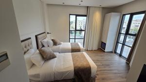 エルサレムにあるLevant Hotelのベッド2台とソファがあるホテルの部屋