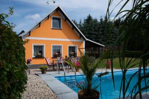 a house with a swimming pool in front of it at Ferienhaus Lenkersdorf in Zwönitz