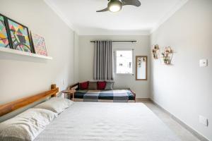 圣保罗Apartamento grande, espaçoso - Mackenzie, Higienópolis的一间卧室，里面有一张床和一扇窗户。