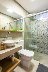 圣保罗Apartamento grande, espaçoso - Mackenzie, Higienópolis的浴室里有马桶、洗手池和淋浴。