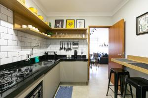 圣保罗Apartamento grande, espaçoso - Mackenzie, Higienópolis的带水槽和台面的厨房 更多39张照片