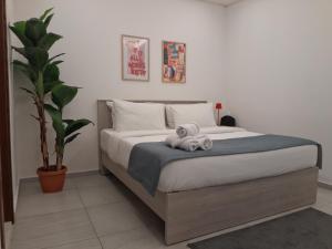 Letto o letti in una camera di Shade Suites & Studios