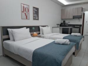 Letto o letti in una camera di Shade Suites & Studios