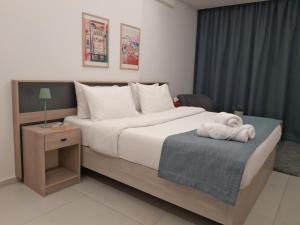 Letto o letti in una camera di Shade Suites & Studios