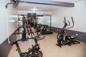 een sportschool met twee fietsen geparkeerd in een kamer bij CK Suites in Adentan