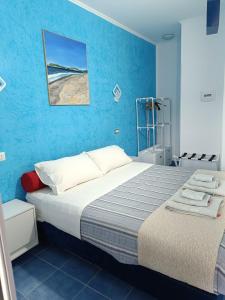 Postel nebo postele na pokoji v ubytování B&B Oasi al Mare