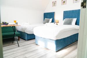 En eller flere senge i et værelse på Centrally Located Apartments