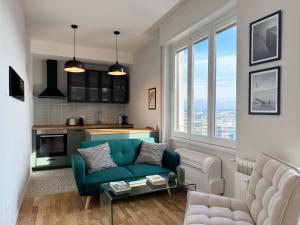 Posezení v ubytování Modern Elegance 1BR with views