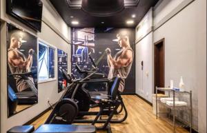 a fitness room with a gym with a treadmill at Flat Blue Tree Premium Verbo Divino in Sao Paulo