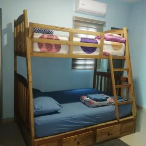 a bunk bed with a blue bed in a room at Casa Vargas Veracruz in Antón Lizardo