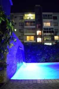 un edificio con luci blu di fronte a un edificio di Brenda luxury homes a Nairobi Altre 2 foto