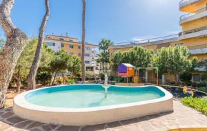 a small swimming pool with a fountain in a courtyard at Apartamento en Moraira Centro con Piscina in Moraira