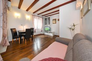 een woonkamer met een bank en een tafel bij Apartment Aldora in Zadar