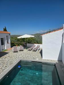 una villa con piscina y patio en CASA AGUILAR, en Cómpeta