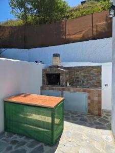 Una cocina al aire libre con estufa y mostrador. en CASA AGUILAR, en Cómpeta