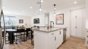 cocina y comedor con armarios blancos y mesa en PGA208 Brand New PGA West 2 Bed 2 Bath w Loft, en La Quinta 17 fotos más