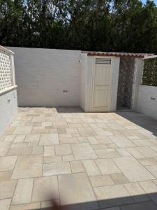 Un estacionamiento con garaje con puerta en Casa Vacanza Blu, en Campomarino