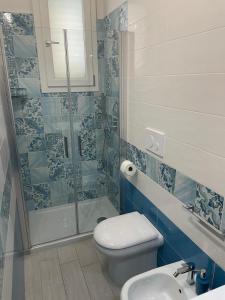 Un baño con ducha, inodoro y lavabo. en Casa Vacanza Blu, en Campomarino 20 fotos más