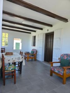 una sala de estar con una mesa y sillas en CASA AGUILAR, en Cómpeta