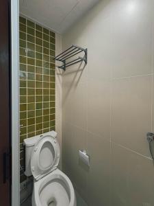 un bagno con wc e doccia di SuXiang - Chinatown, Bangkok a Bangkok