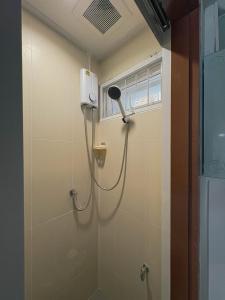 e bagno con doccia e asciugacapelli. di SuXiang - Chinatown, Bangkok a Bangkok Altre 17 foto
