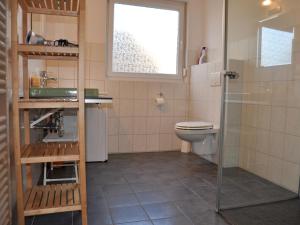 a bathroom with a toilet and a sink and a shower at Ferienwohnungen im Veenhuus - Tierfreundlich in Kellenhusen +17 photos