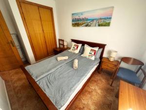 Un pat sau paturi într-o cameră la Banderas Apartment