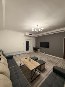 a living room with a couch and a table at Istanbul City 6 by Royal Rentals in Stantsiya Kyzyl-Tukumachi