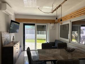een keuken en woonkamer met een tafel en stoelen bij The House in Medulin