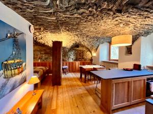 a living room with a ceiling decorated with rocks at Maison Arcade in La Salle
