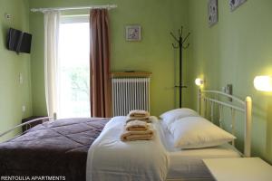 A bed or beds in a room at Rentoulia Apartments