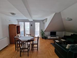 Ruang duduk di Tedi & Kiki Apartment