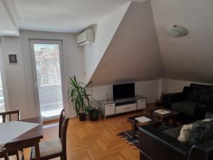 Ruang duduk di Tedi & Kiki Apartment