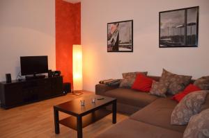 ein Wohnzimmer mit einem Sofa und einem Couchtisch in der Unterkunft Wölfele Apartment in Quedlinburg