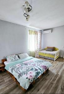 ein Schlafzimmer mit großem Bett und Fenster in der Unterkunft 1 комнатная квартира, левый берег, Пр Калнышевского, пр Слобожанский, 6 городская клиника in Nizhnedneprovsk