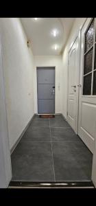 ein leeres Zimmer mit Tür und Flur in der Unterkunft 1 комнатная квартира, левый берег, Пр Калнышевского, пр Слобожанский, 6 городская клиника in Nizhnedneprovsk