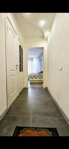 ein leeres Zimmer mit Tür und Flur in der Unterkunft 1 комнатная квартира, левый берег, Пр Калнышевского, пр Слобожанский, 6 городская клиника in Nizhnedneprovsk + 3 Fotos