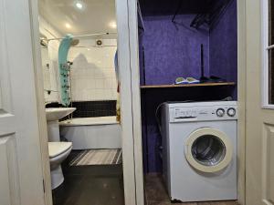 a bathroom with a washing machine and a toilet at 1 комнатная квартира, левый берег, Пр Калнышевского, пр Слобожанский, 6 городская клиника in Nizhnedneprovsk