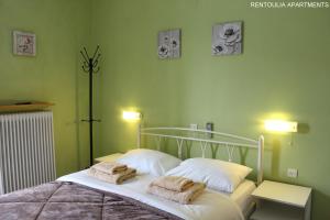 A bed or beds in a room at Rentoulia Apartments
