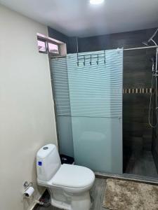 a bathroom with a toilet and a glass shower at casa campo in Estación El Salto